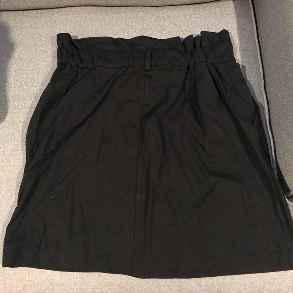 Paper bag mini skirt with buttons - Picture 2 of 3